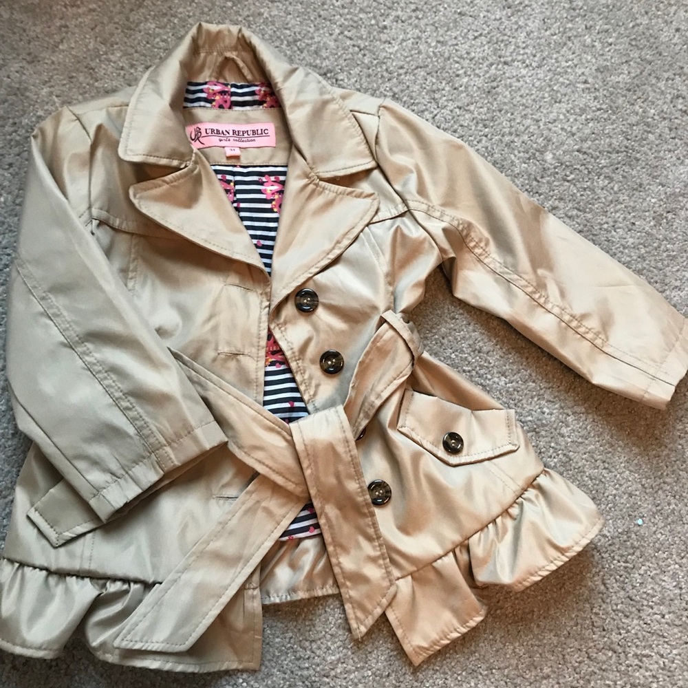 🆕 listing! EUC toddler girl’s trench coat 🧥